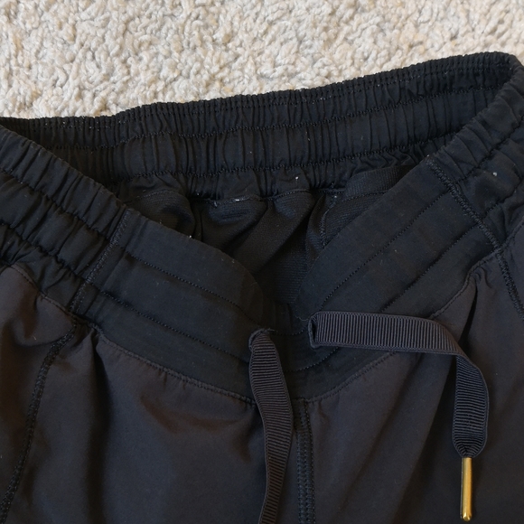 Lululemon Women shorts pants sport gym running 4 - Picture 4 of 7